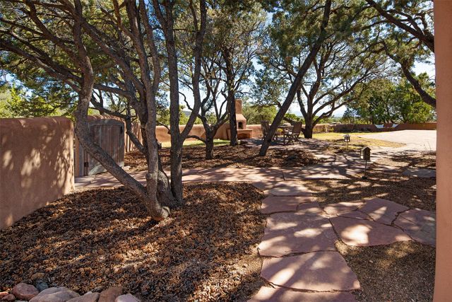 946 Cerro De La Paz, Santa Fe, NM 87501