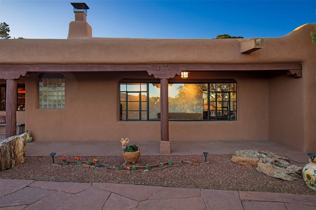 946 Cerro De La Paz, Santa Fe, NM 87501
