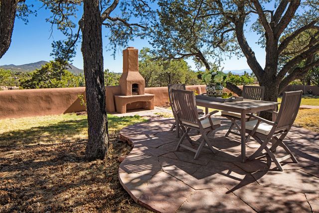 946 Cerro De La Paz, Santa Fe, NM 87501
