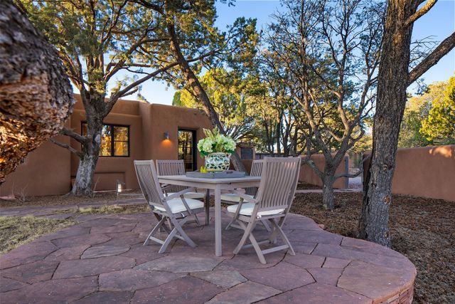 946 Cerro De La Paz, Santa Fe, NM 87501
