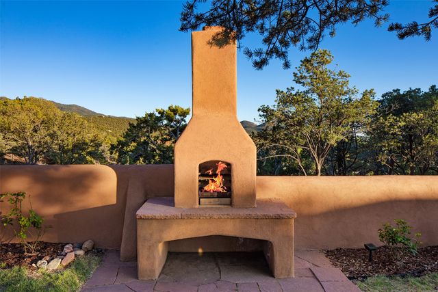 946 Cerro De La Paz, Santa Fe, NM 87501