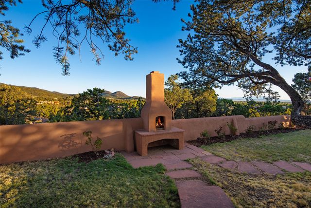 946 Cerro De La Paz, Santa Fe, NM 87501