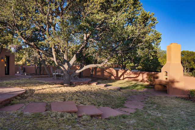 946 Cerro De La Paz, Santa Fe, NM 87501