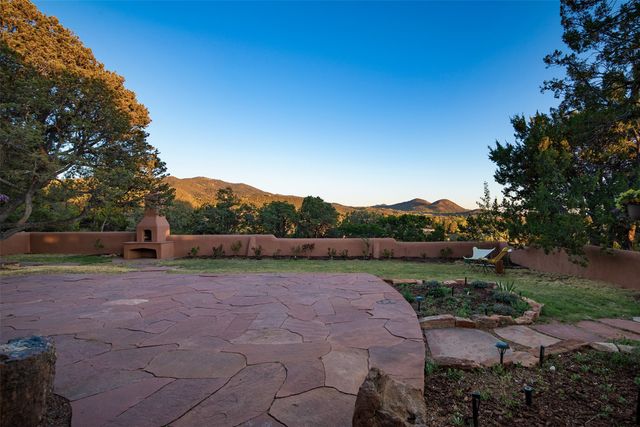 946 Cerro De La Paz, Santa Fe, NM 87501
