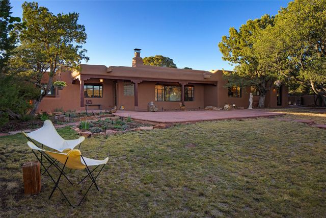 946 Cerro De La Paz, Santa Fe, NM 87501