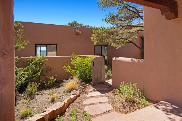 946 Cerro De La Paz, Santa Fe, NM 87501