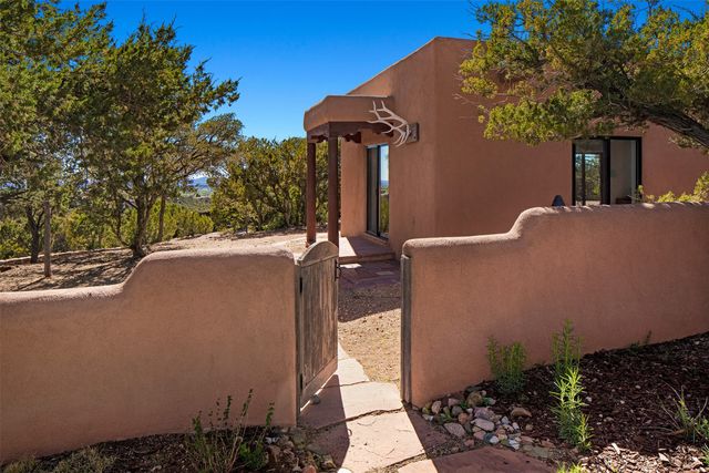946 Cerro De La Paz, Santa Fe, NM 87501