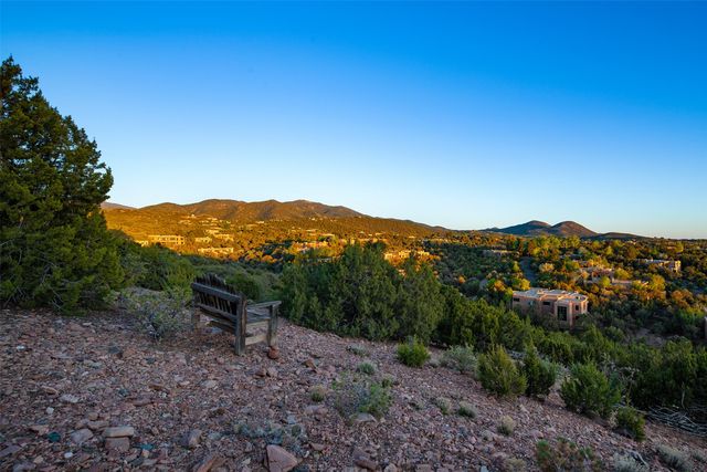946 Cerro De La Paz, Santa Fe, NM 87501
