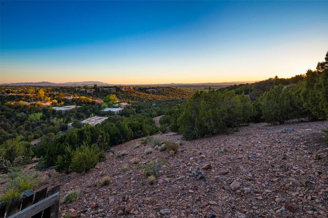 946 Cerro De La Paz, Santa Fe, NM 87501
