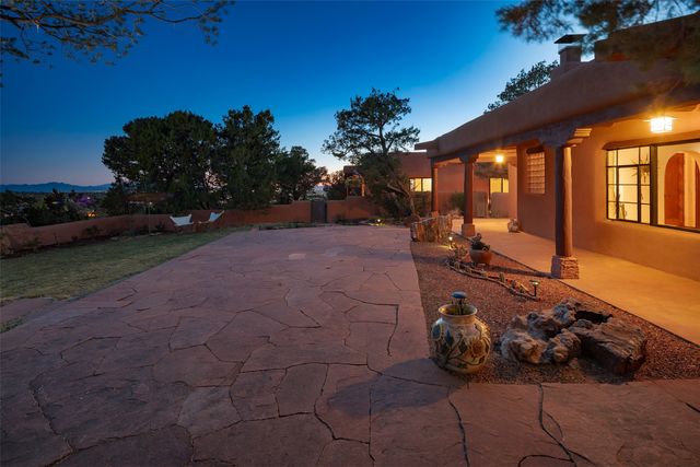 946 Cerro De La Paz, Santa Fe, NM 87501
