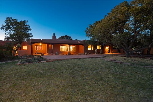 946 Cerro De La Paz, Santa Fe, NM 87501
