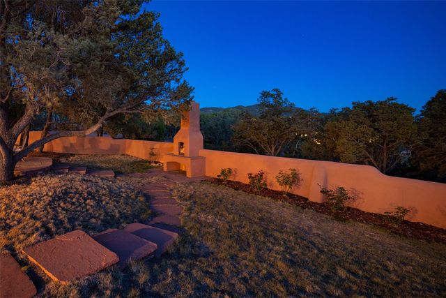 946 Cerro De La Paz, Santa Fe, NM 87501