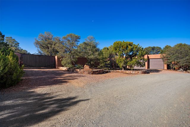 946 Cerro De La Paz, Santa Fe, NM 87501