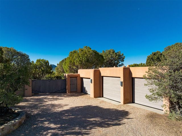 946 Cerro De La Paz, Santa Fe, NM 87501