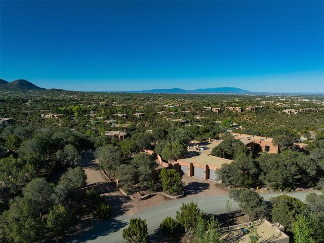 946 Cerro De La Paz, Santa Fe, NM 87501
