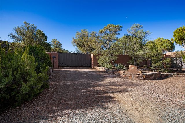 946 Cerro De La Paz, Santa Fe, NM 87501