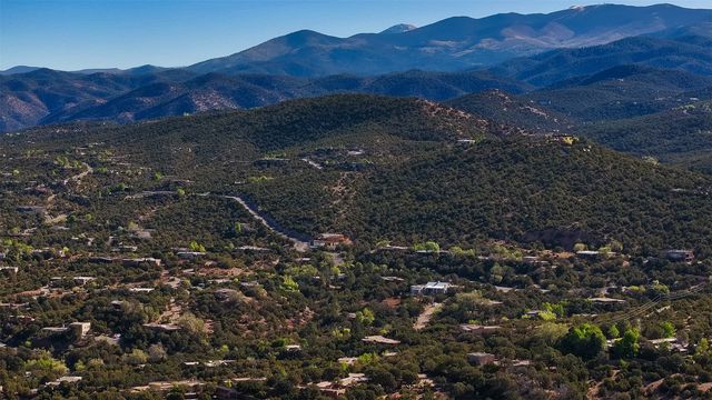 946 Cerro De La Paz, Santa Fe, NM 87501