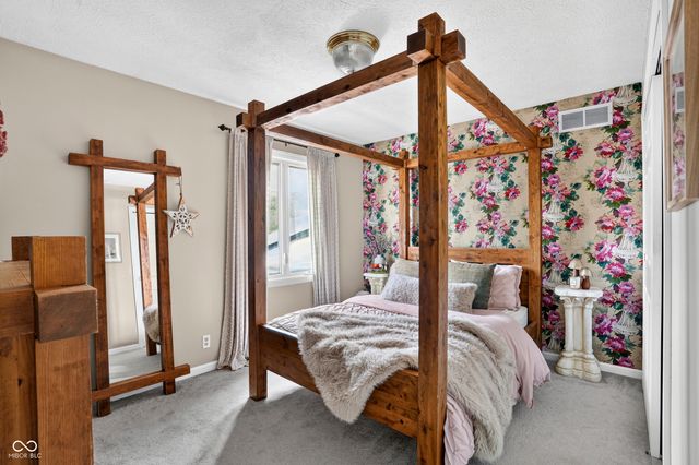 1565 Village Walk Drive, Zionsville, IN 46077