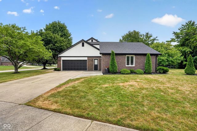 1565 Village Walk Drive, Zionsville, IN 46077