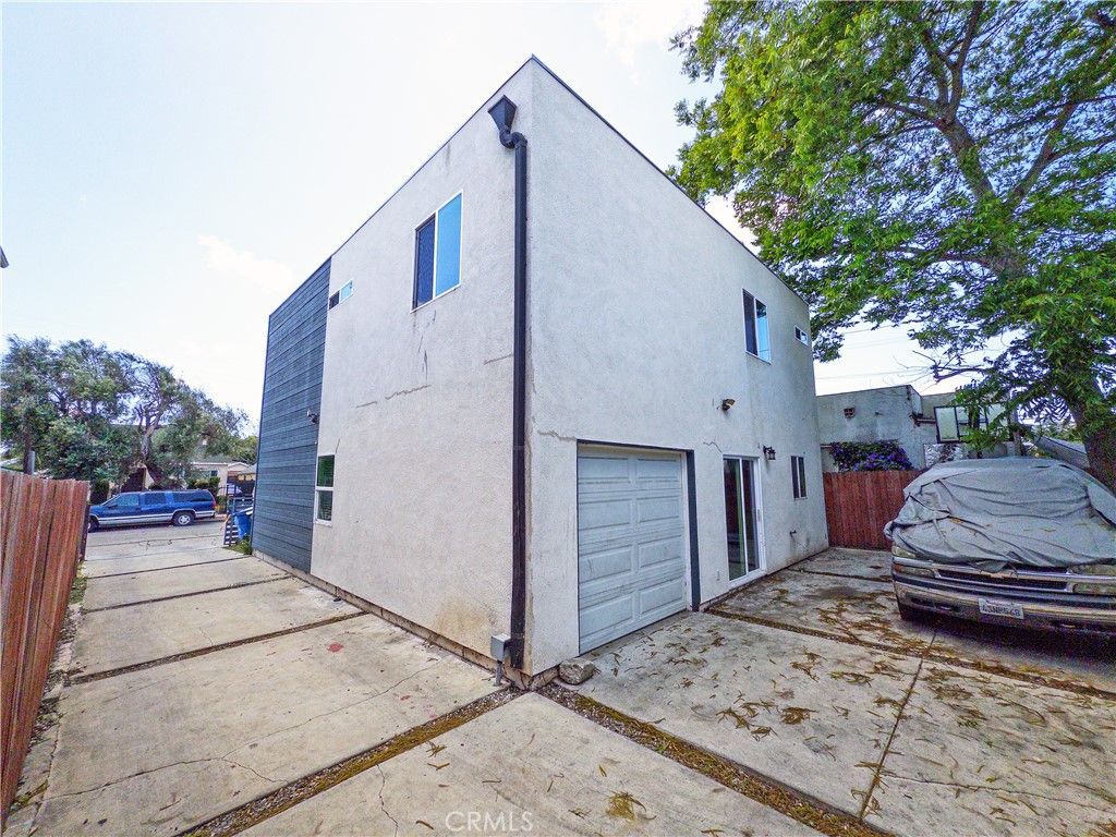 Image 14 of property listing at 645 W 97th, Los Angeles, CA 90044
