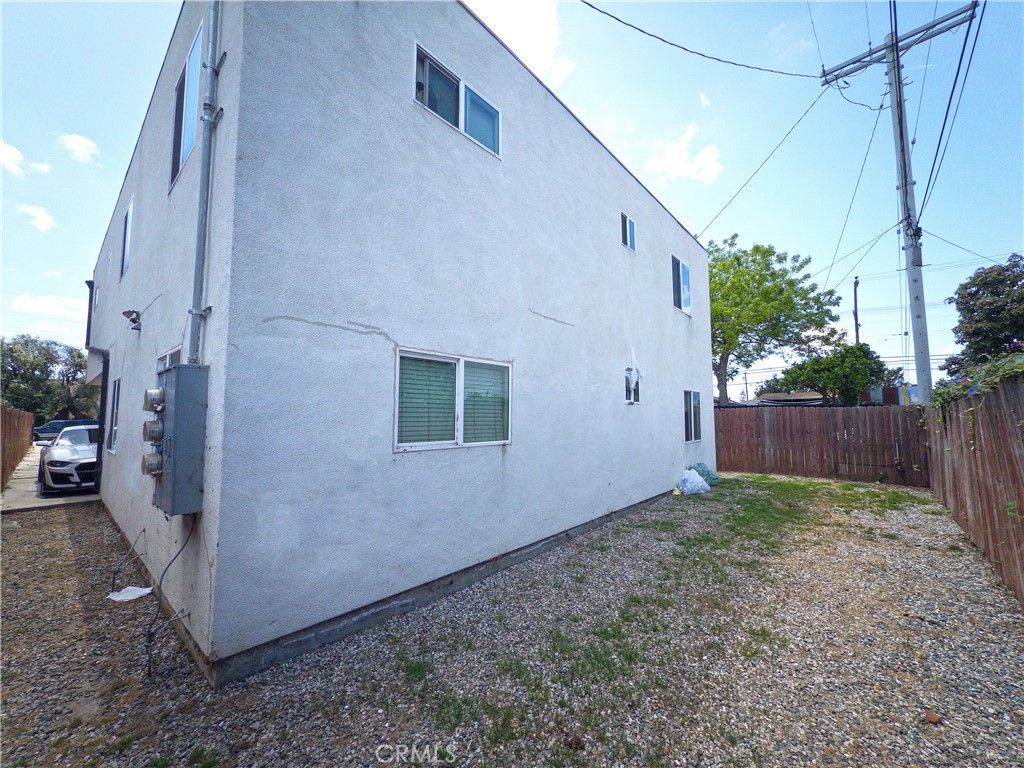 Image 16 of property listing at 645 W 97th, Los Angeles, CA 90044