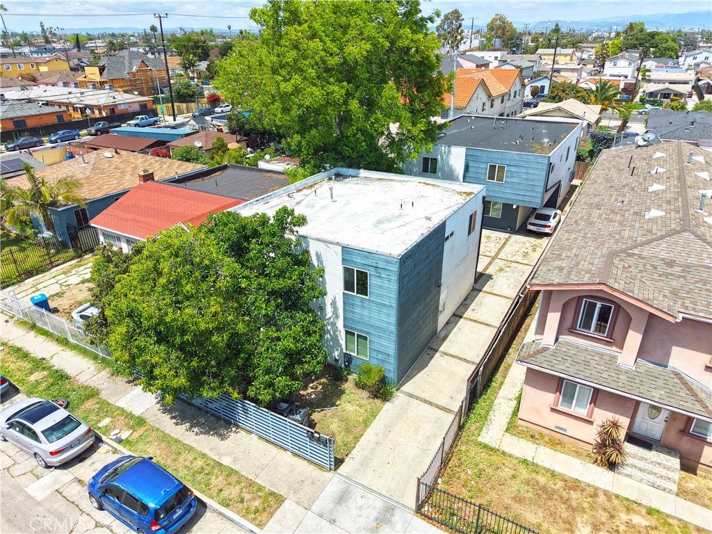 Image 17 of property listing at 645 W 97th, Los Angeles, CA 90044