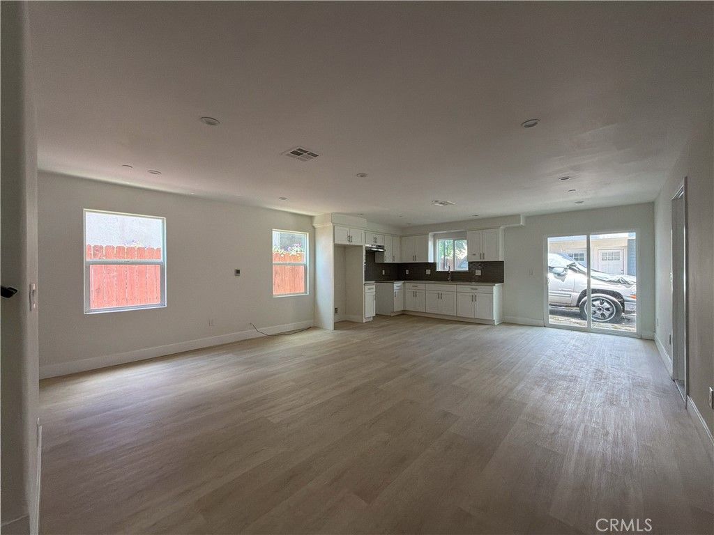 Image 5 of property listing at 645 W 97th, Los Angeles, CA 90044