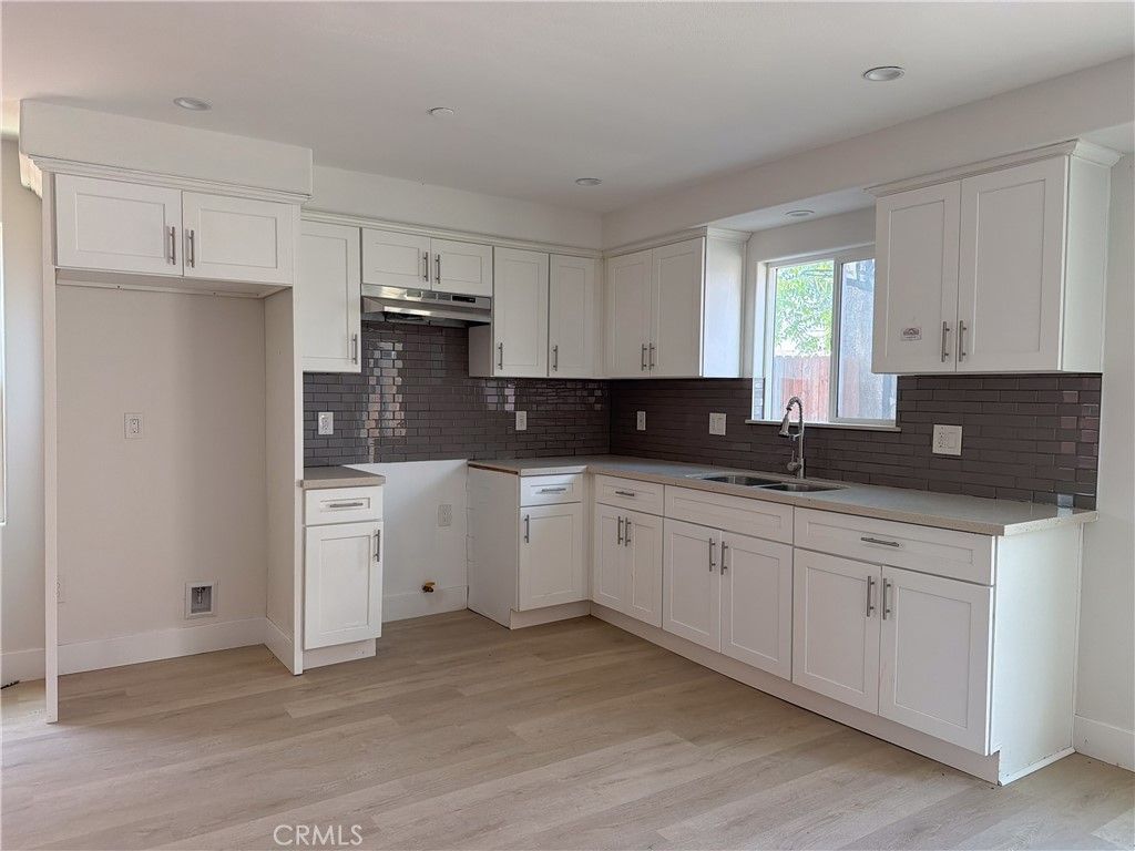 Image 6 of property listing at 645 W 97th, Los Angeles, CA 90044