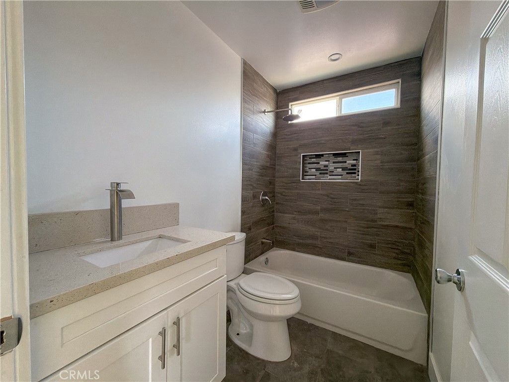 Image 9 of property listing at 645 W 97th, Los Angeles, CA 90044