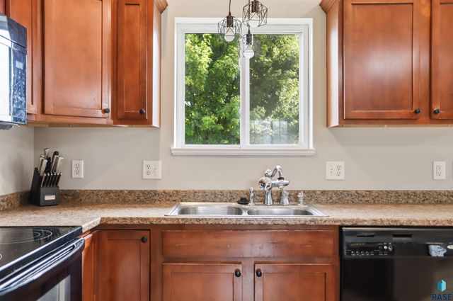 1316 W Creekside Dr Drive, Brandon, SD 57005