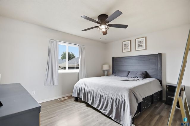 1316 W Creekside Dr Drive, Brandon, SD 57005
