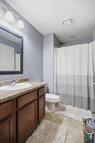 1316 W Creekside Dr Drive, Brandon, SD 57005