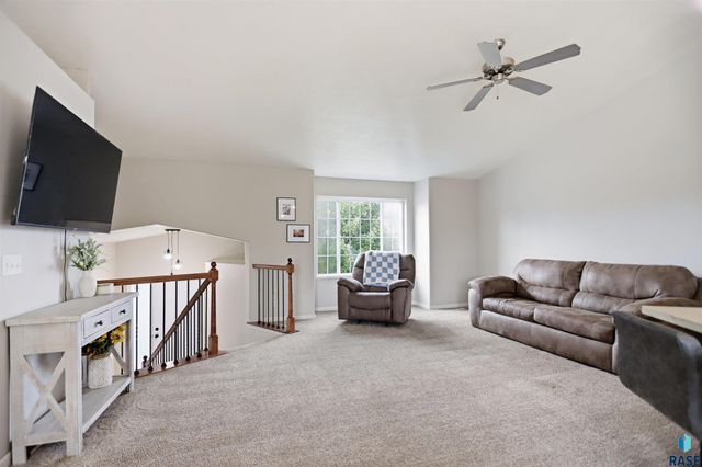 1316 W Creekside Dr Drive, Brandon, SD 57005