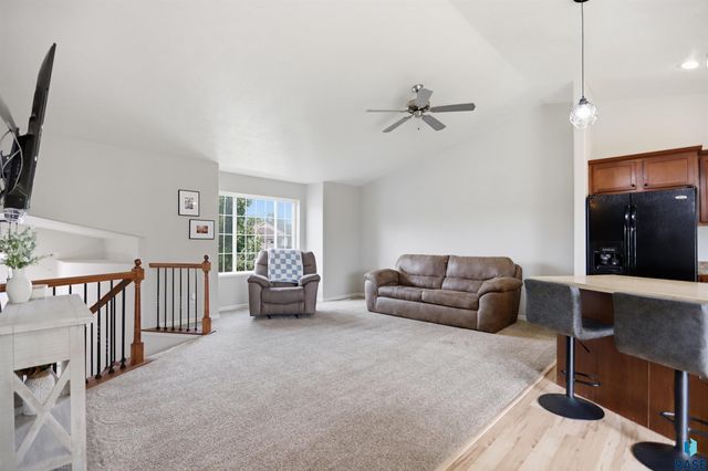 1316 W Creekside Dr Drive, Brandon, SD 57005