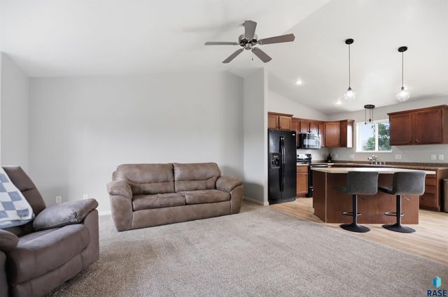 1316 W Creekside Dr Drive, Brandon, SD 57005