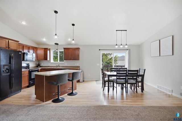 1316 W Creekside Dr Drive, Brandon, SD 57005