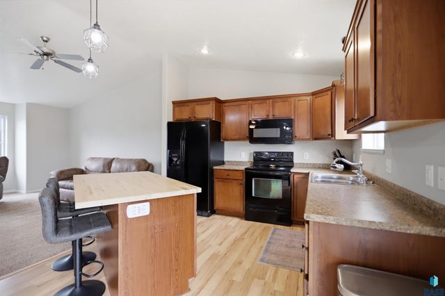 1316 W Creekside Dr Drive, Brandon, SD 57005