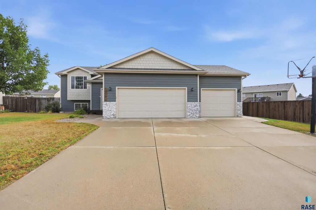 1316 W Creekside Dr Drive, Brandon, SD 57005