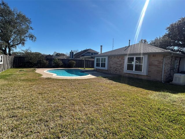 913 Willowbriar Lane, Deer Park, TX 77536