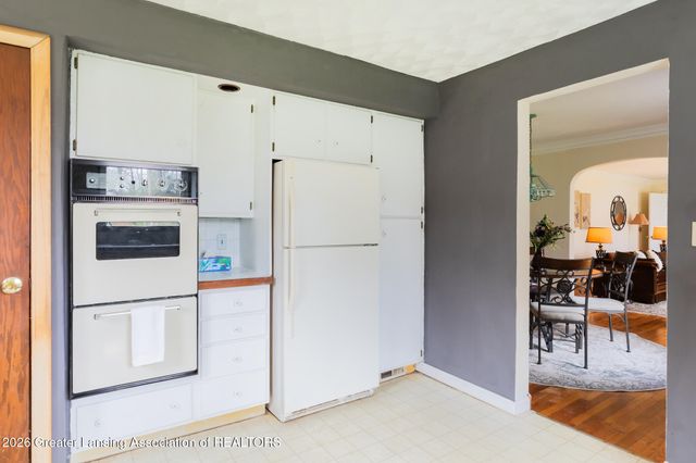 1807 Shady Oak Lane, Lansing, MI 48906