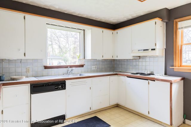 1807 Shady Oak Lane, Lansing, MI 48906
