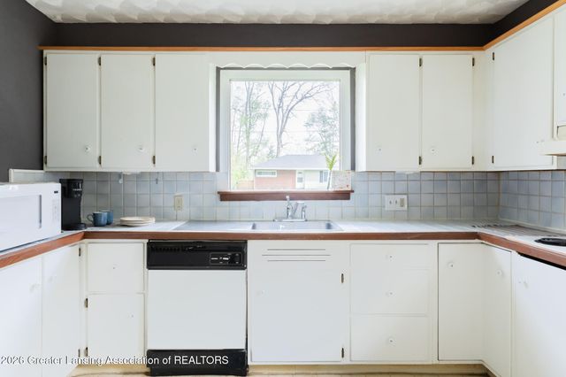 1807 Shady Oak Lane, Lansing, MI 48906