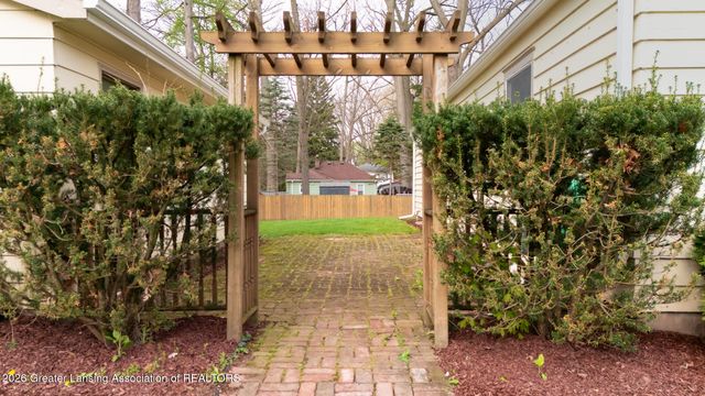 1807 Shady Oak Lane, Lansing, MI 48906