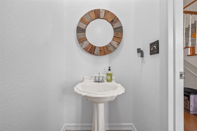 275 N Quail Run Drive, West, TX 76691