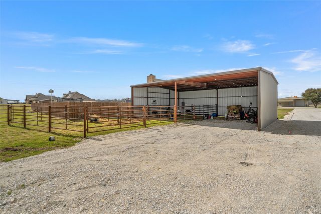 275 N Quail Run Drive, West, TX 76691