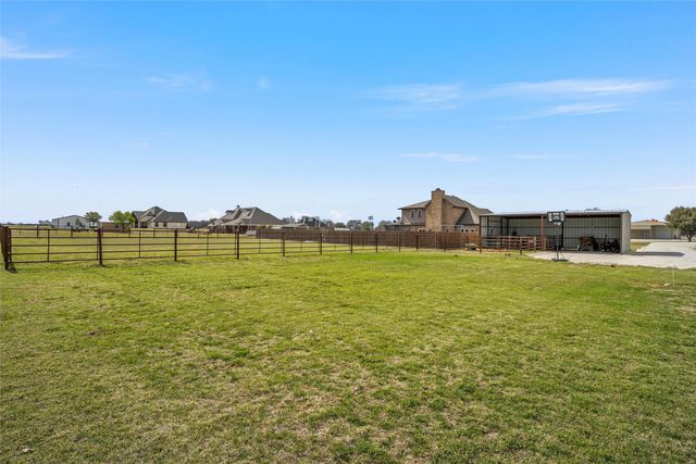 275 N Quail Run Drive, West, TX 76691