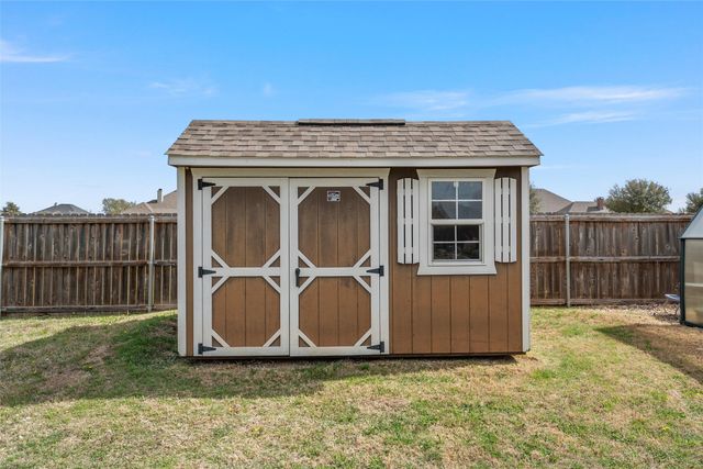 275 N Quail Run Drive, West, TX 76691