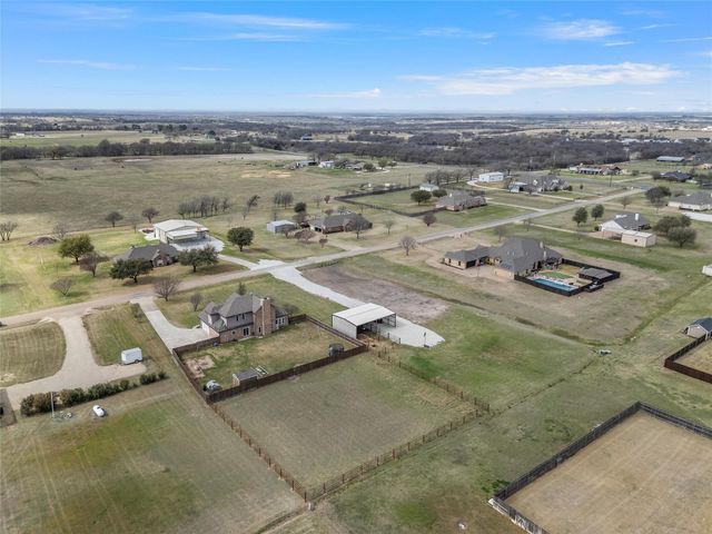 275 N Quail Run Drive, West, TX 76691