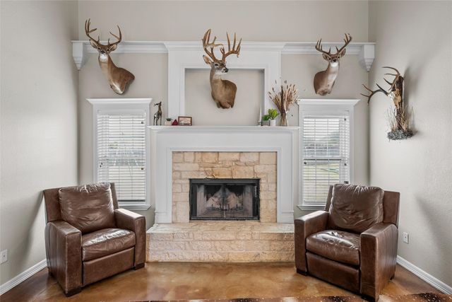 275 N Quail Run Drive, West, TX 76691