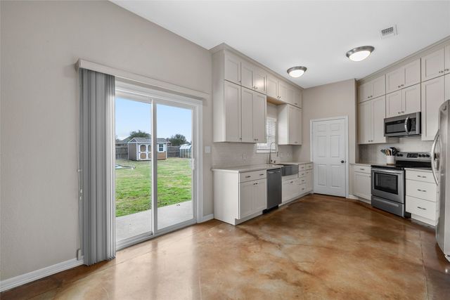 275 N Quail Run Drive, West, TX 76691